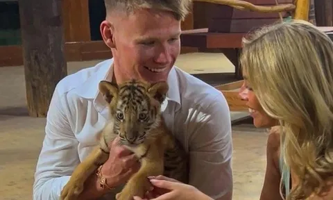 McTominay ôm hổ con gây sốt tại Dubai
