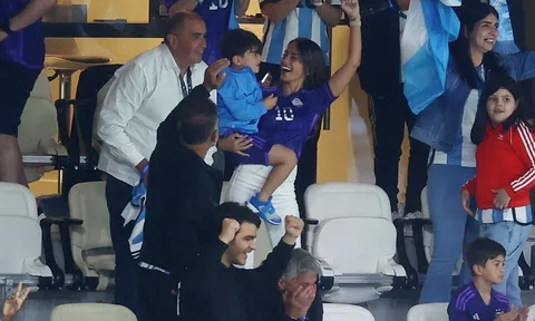 Mẹ và vợ con Messi ăn mừng phấn khích trên khán đài
