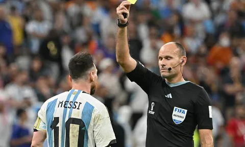 Trọng tài tai tiếng nhất World Cup, bị Messi chê bai sắp giải nghệ