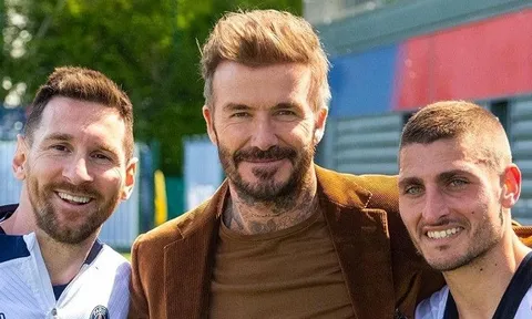 Messi cười rạng rỡ bên cạnh David Beckham