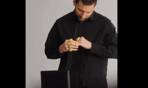 Messi "đập hộp" món quà vô giá từ Adidas