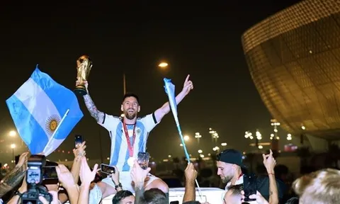 Messi diễu hành ăn mừng trên xe buýt mui trần