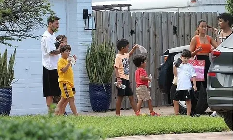 Messi đưa vợ con đi chơi, thư thả ‘thưởng’ trà trên đất Mỹ