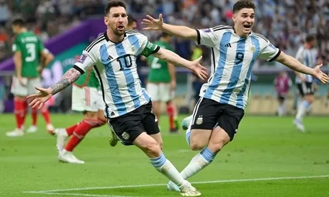 Messi khiến Maradona lại mỉm cười