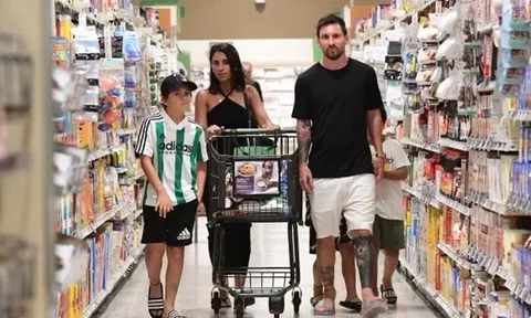 Messi làm ‘người thường’, thoải mái đi siêu thị cùng vợ con ở Mỹ