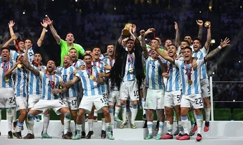 Messi ngất ngây trên đỉnh vinh quang với cúp vàng Thế giới