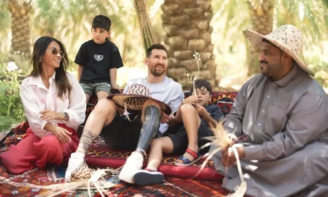 Messi tươi cười trong chuyến đi tới Saudi Arabia