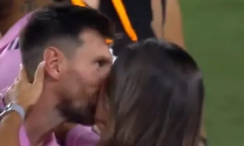 Messi 'hóa phép' Inter Miami, được vợ hôn ngọt ngào trên sân