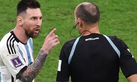 Messi xin lỗi vị trọng tài khiến mình ngứa mắt