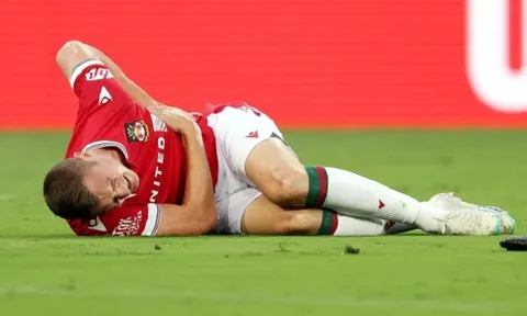 Va chạm với thủ môn M.U, trụ cột Wrexham lập tức nhập viện