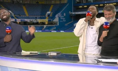 Micah Richards không thể ngừng cười vì hành động của Roy Keane