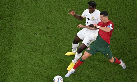 Mike Dean nói thẳng về quả phạt đền của Ronaldo