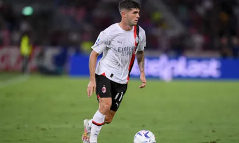 Pulisic nã đại bác, Milan hạ gục Bologna