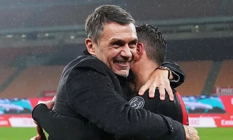 Milan chơi quá xuất sắc, Maldini lao xuống sân ôm chầm cầu thủ