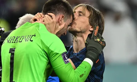 Modric ôm hôn thủ môn Croatia sau loạt luân lưu