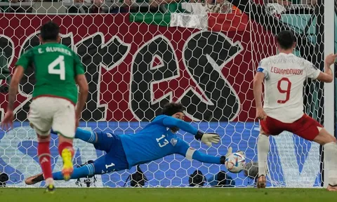 Mỗi khi tới World Cup, Ochoa lại bắt "dính": Lần này Lewy ôm hận