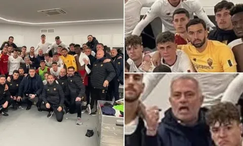 Mourinho bắt học trò chụp hình tập thể sau trận thua