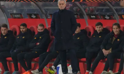 Mourinho bất lực, mím môi sau bàn thua nghiệt ngã