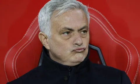 Mourinho chế nhạo kình địch