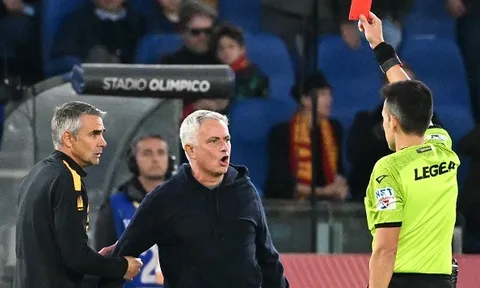 Mourinho lại nhận thẻ đỏ