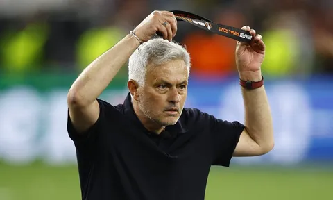 Mourinho ném huy chương về nhì lên khán đài