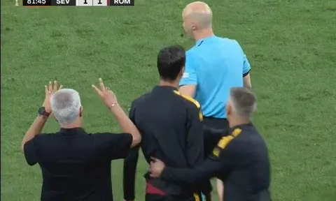 Mourinho nổi giận với trọng tài sau quyết định gây tranh cãi