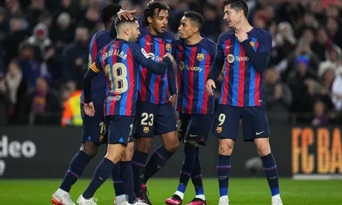 Thắng tưng bừng, Barca hơn Real 8 điểm