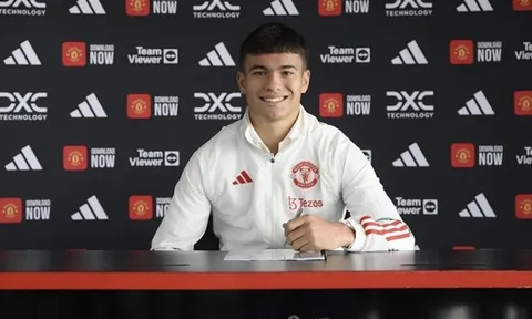 Thần đồng xứ Wales ký hợp đồng với Man United