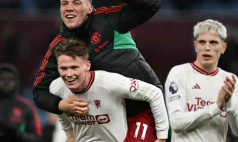 Gary Neville: "Man United là một tập thể kỳ lạ"