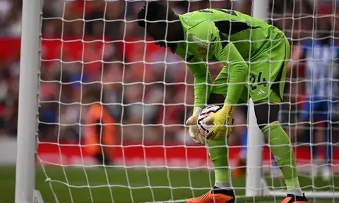 MU 5 trận thủng 10 bàn, Andre Onana thành ‘trò hề’