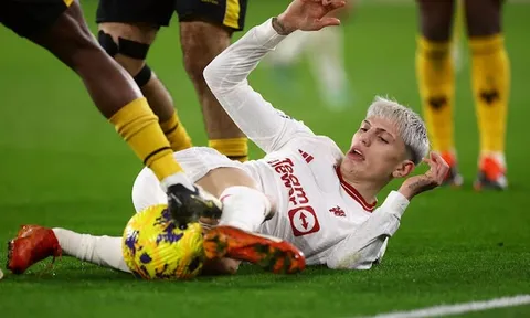 M.U hạ Wolves, Garnacho lẻn vào sân dù phạm luật