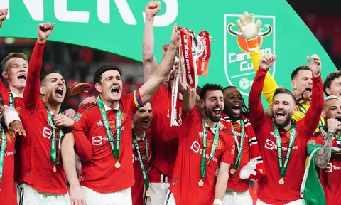 M.C để CĐV chụp ảnh với cúp C1 miễn phí, M.U tính 35 bảng cho League Cup