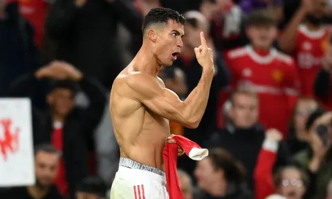 “M.U phải thay đổi chiến thuật vì Ronaldo”