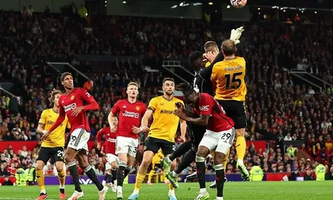 MU thắng nhọc Wolves: Vận may và trọng tài