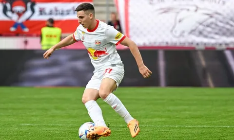 M.U xếp hàng hỏi mua tiền vệ RB Salzburg