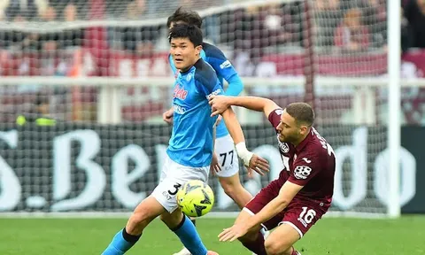 Mục tiêu của Man United khiến HLV đối thủ thán phục