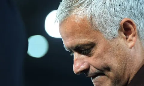 Muối mặt trước Sarriball, Roma của Mourinho lộ điểm yếu chí mạng