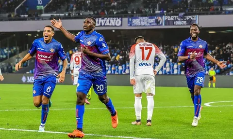 Napoli bị đội bét bảng loại khỏi Cúp quốc gia