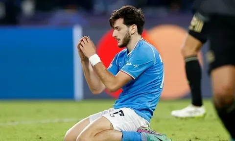 Napoli lại bắn vào chân mình