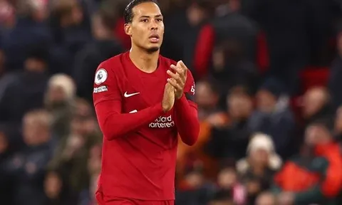 Neville đồng loạt nhắc tên Van Dijk và Arnold sau trận thắng
