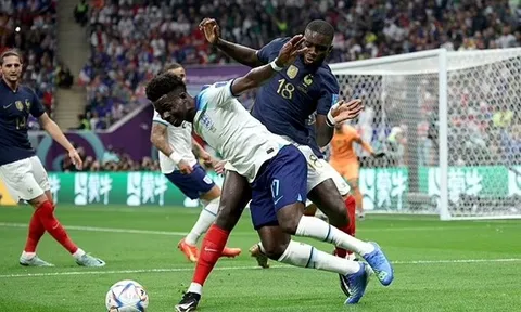 Neville lên án quyết định về Saka và Kane của trọng tài