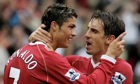 Neville: 'Ronaldo giống cừu lạc ở MU'
