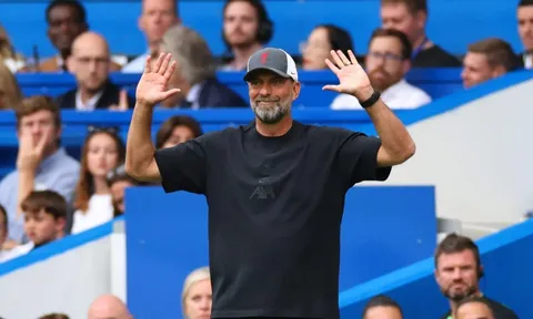 Neville thừa nhận bị choáng váng vì Liverpool