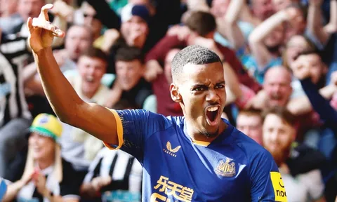 Newcastle đẩy Man United xuống thứ 4
