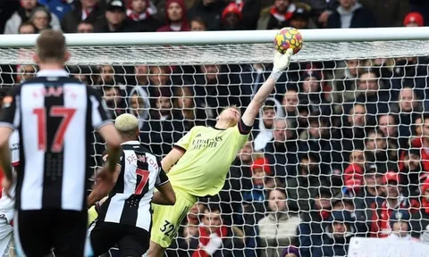 Newcastle gục ngã, Howe ấn tượng với 1 sao Arsenal