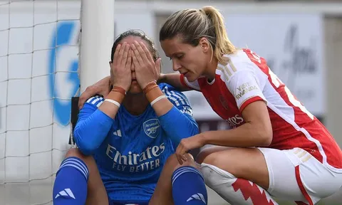 Bị loại sốc khỏi C1, HLV Arsenal phân trần