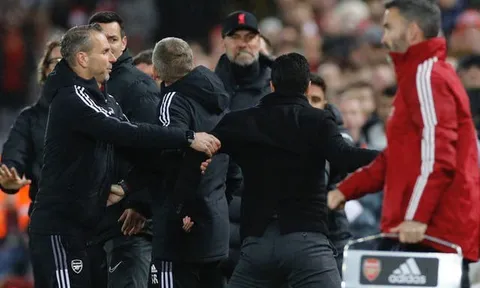 Biểu tượng mới của Anfield đã giúp Klopp trút cơn thịnh nộ lên Arteta