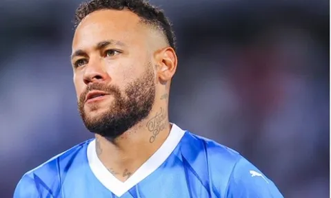 ''Neymar đối lập với Ronaldo''