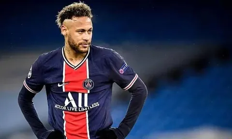 'Có vẻ như trọng tài muốn xin chữ ký của Neymar!'