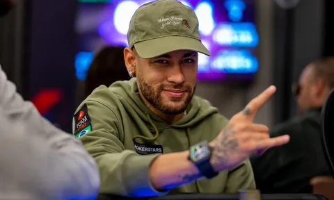 Neymar dự hai giải poker sau khi thua Champions League